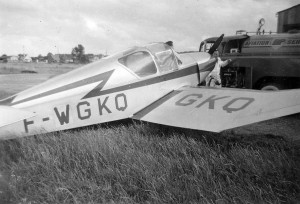 1955 Avitaillement du Jodel D112 Aéro-club de Courbevoie