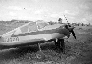 1955 Avitaillement du Jodel D112 vue de face Aéro-club de Courbevoie