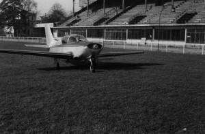 1962 Vue de face des essais du Baladin MP02 sur le cynodrome de Courbevoie Aéro-club de Courbevoie