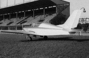 1962 Vue arrière des essais du Baladin MP02 sur le cynodrome de Courbevoie Aéro-club de Courbevoie